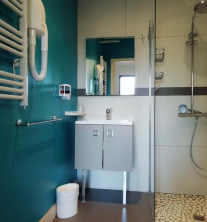 Salle de bain moderne avec douche à l’Hôtel L’Escale